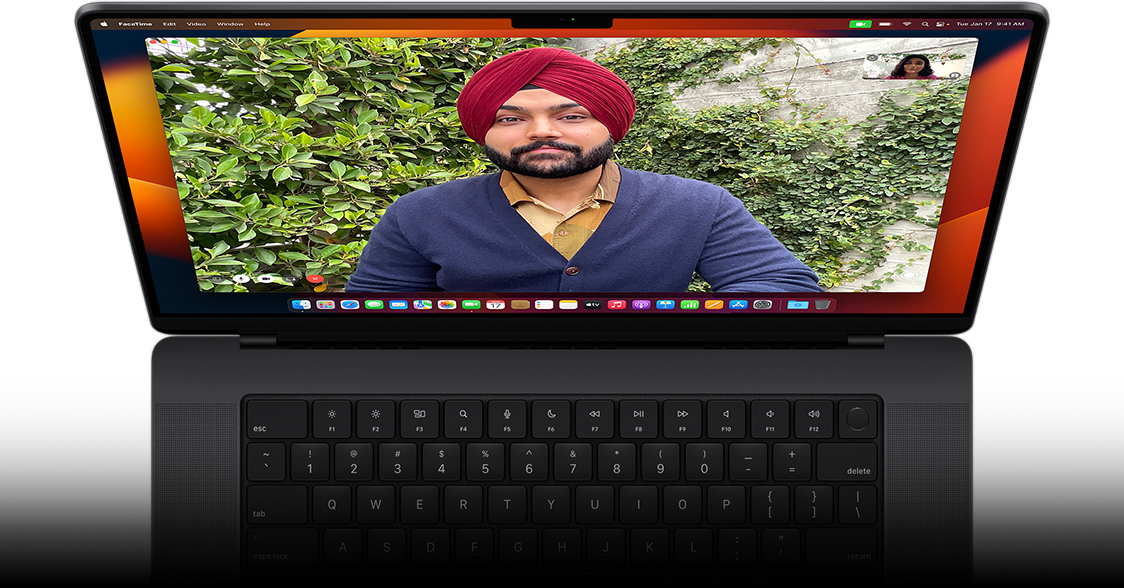 Imagen de una videollamada FaceTime en un MacBook Pro.
